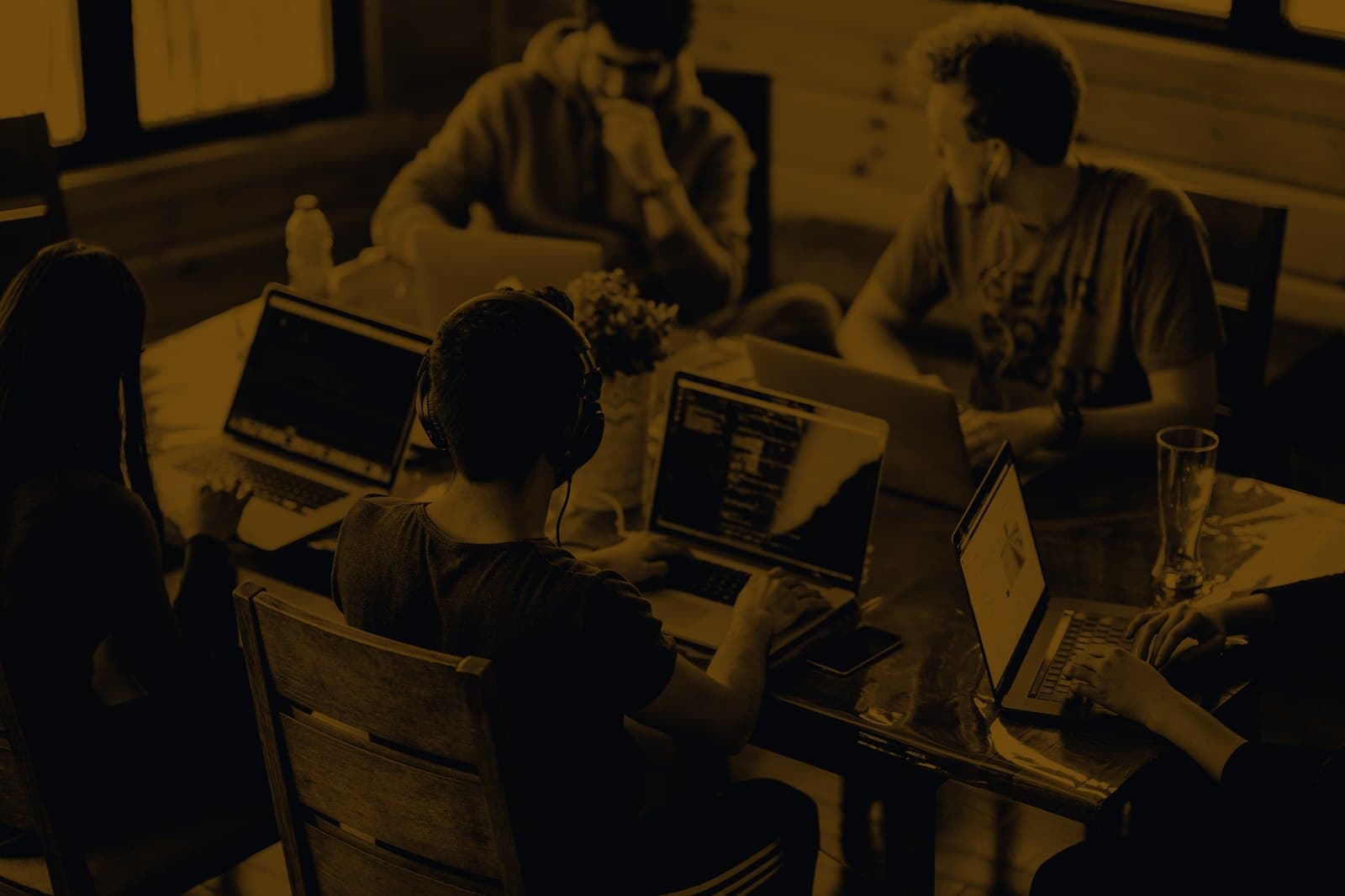 Bàn làm việc với màn hình đang hiển thị giao diện website dựng dở