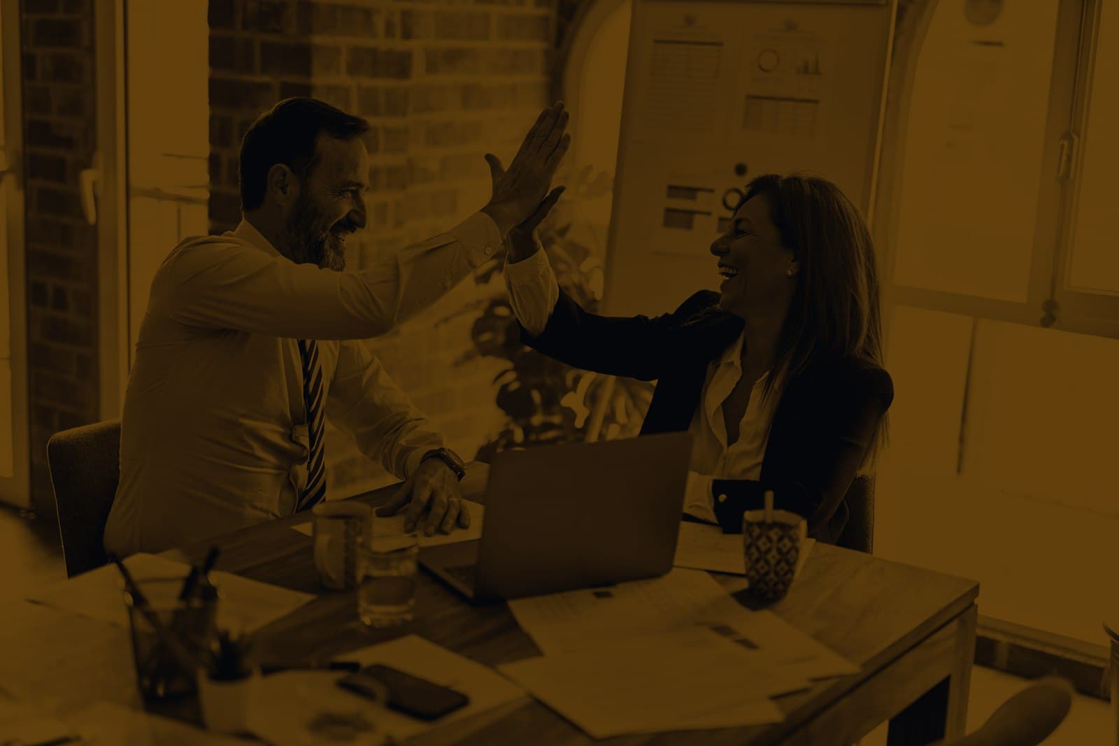 Buổi bàn giao website với hai người trao đổi bên màn hình máy tính
